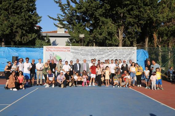 Milli sporcu Melis Sezer, Büyükçekmece’de minik tenisçilerle bir araya geldi