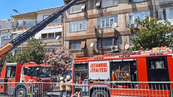 Üsküdarda 4 katlı binanın çatısında çıkan yangın söndürüldü