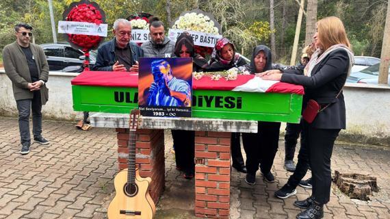 Şarkıcı Rıza Tamer, son yolculuğuna gitarıyla uğurlandı