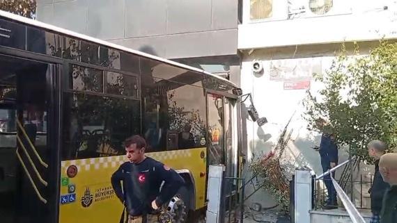 Üsküdarda İETT otobüsü börekçiye girdi: 4 yaralı