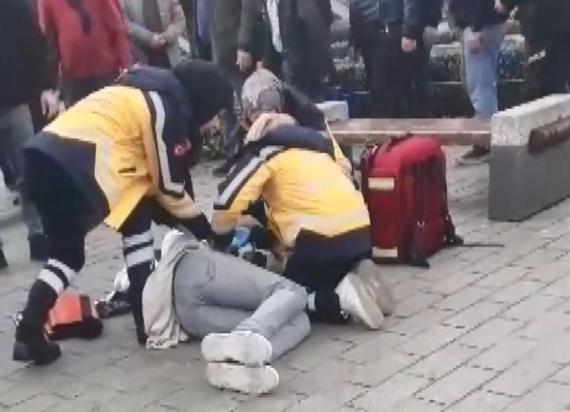 Fatih Mısır Çarşısının girişinde silahlı saldırı; vurduğu kişinin başında bekledi