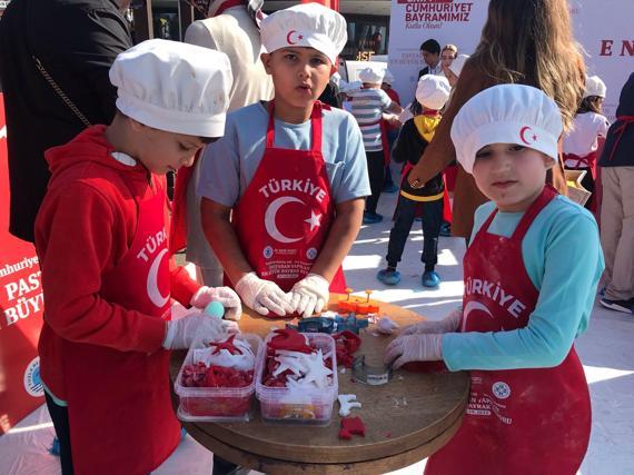 Tuzlada pastadan yapılan 24 metrekarelik bayrak Guinness rekorlar kitabına girdi