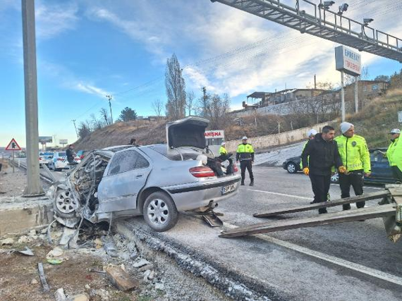 Otomobil direğe çarptı; aynı aileden 4 kişi öldü