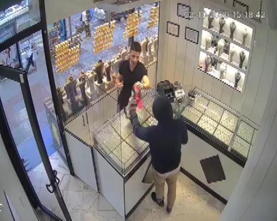 Bayrampaşada şemsiyeye tabanca süsü verdi, kuyumcu soydu; bilezikler imitasyon çıktı