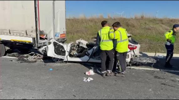 Silivride otomobil TIRın altına girdi: 1 ölü