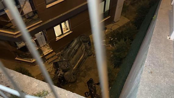 Eyüpsultanda binaya çarpan otomobil, 15 metre yükseklikten bahçeye düştü: 2 yaralı