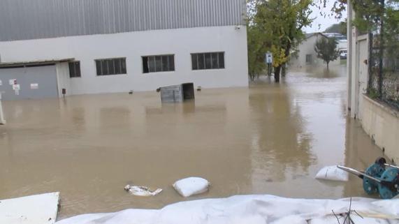 İstanbulda sağanak; yollar göle döndü