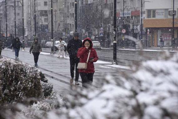 Sivasta kar yağışı; 33 yerleşim yerinin yolu kapandı
