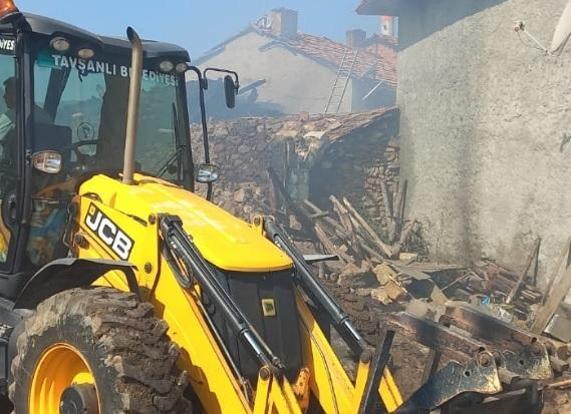 Köyde çıkan yangında 2 ev ve eklentileri yandı; ev sahibi gözaltına alındı