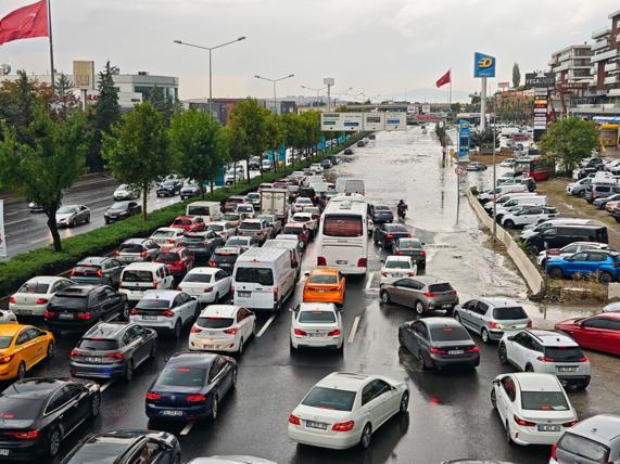 Ankarada sağanak etkili oldu; yollar göle döndü