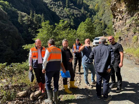 Rize’de sel mesaisi; yolu kapanan yayladaki hasta helikopterle hastaneye ulaştırıldı