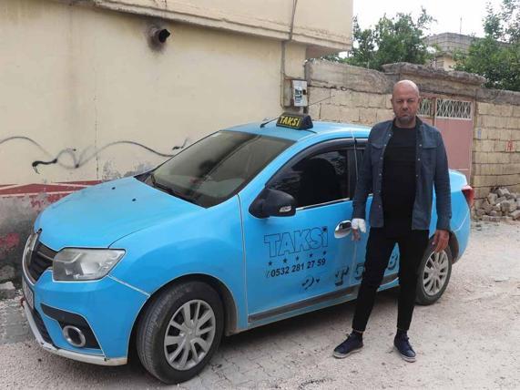 Taksi şoförünün, şüphelinin tüfeğini almaya çalıştığı anlar araç içi kamerasında