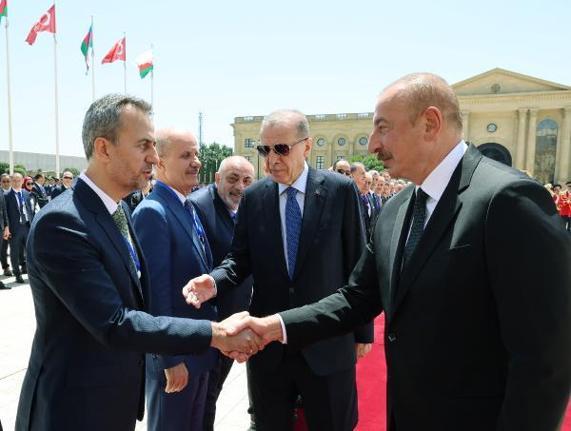 Cumhurbaşkanı Erdoğan, Azerbaycan’da resmi törenle karşılandı