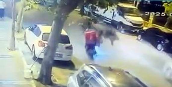 Avcılarda iki motosikletli kafa kafaya çarpıştı; kaza kamerada