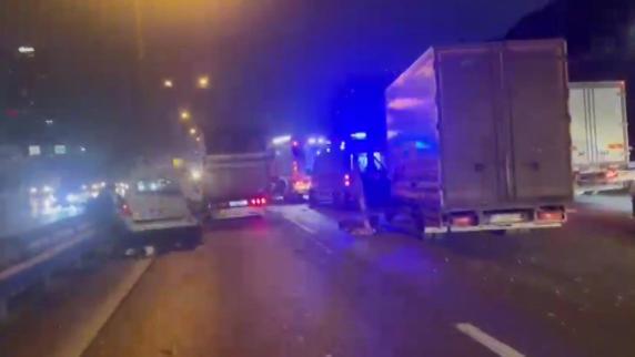 Bağcılar TEM Otoyolunda zincirleme kaza; trafik yoğunluğu oluştu