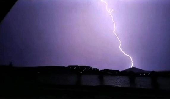 Kuşadasında geceyi şimşekler aydınlattı