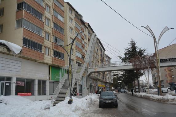 Ayşenin ölümü sonrası esnaf tedbir aldı; biriken kar kütleleri temizleniyor