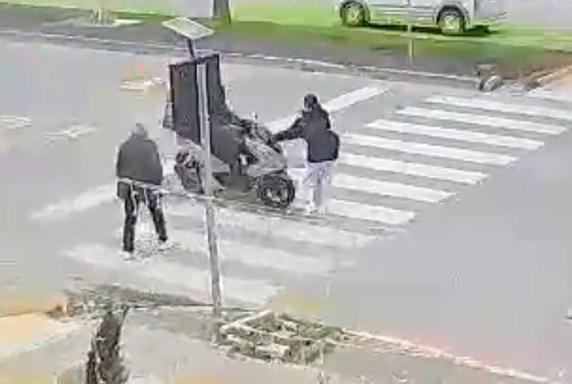 Mersinde motokuryenin yaya geçidinde çocuğa çarptığı kaza kamerada: 1 yaralı