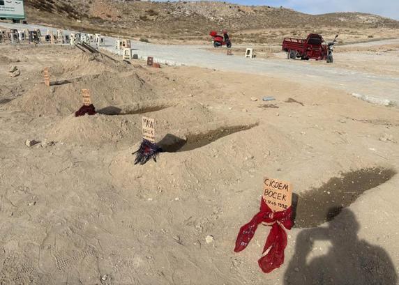 Zehirlenme şüphesiyle hayatını kaybeden aile; baba, 2 çocuğu ve eşinin yanına defnedildi