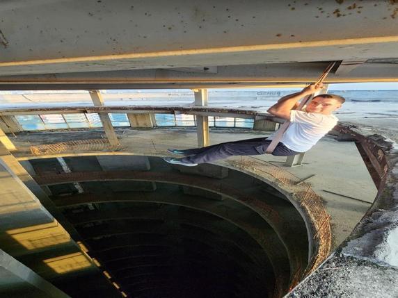 Video uğruna üst geçidin altından geçmeye çalışırken düşüp 2 bacağını kırdı