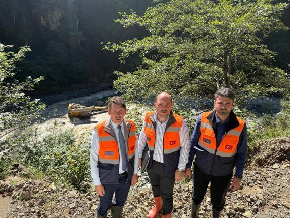 Rize’de sel mesaisi; yolu kapanan yayladaki hasta helikopterle hastaneye ulaştırıldı