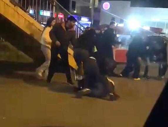 Esenyurtta sokak ortasında laf atma kavgası kamerada