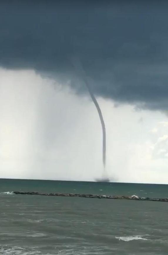 Adanada denizde hortum oluştu