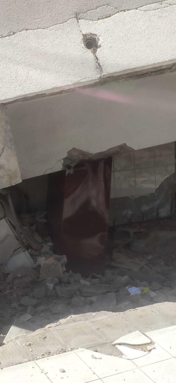 Depremde, çelik kasa bulunduğu katta yaşam üçgeni oluşturmuş