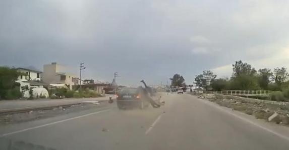 Hatayda otomobilin motosiklete çarptığı kaza kamerada: 1 ölü, 1 yaralı