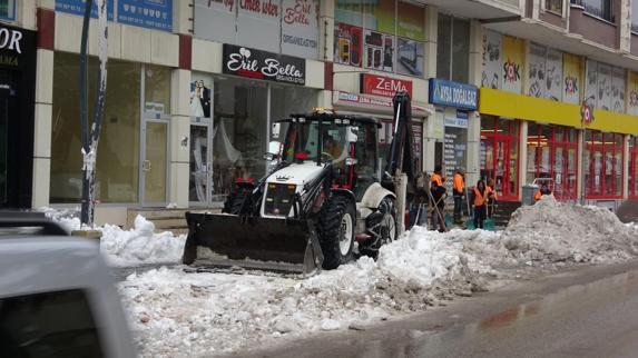 Ayşenin ölümü sonrası esnaf tedbir aldı; biriken kar kütleleri temizleniyor