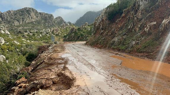 Otomobiliyle dereden geçerken sele kapılıp öldü