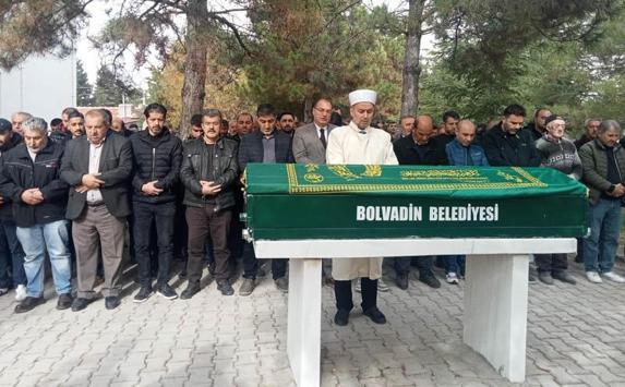 Zehirlenme şüphesiyle hayatını kaybeden aile; baba, 2 çocuğu ve eşinin yanına defnedildi