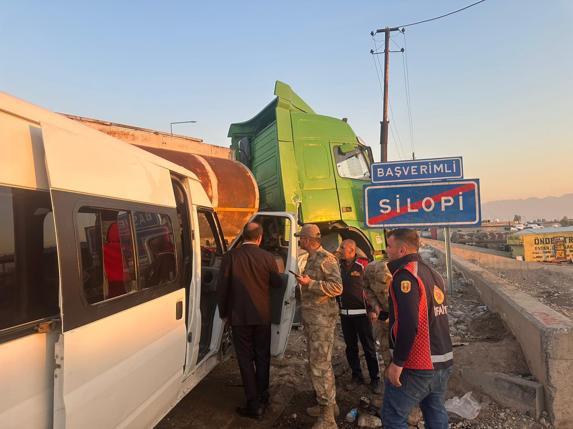 Silopi’de öğrenci servisi ile tanker çarpıştı: 14 yaralı