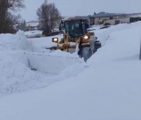 Sivasta kar yağışı; 33 yerleşim yerinin yolu kapandı