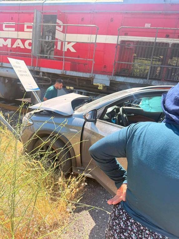 Yolcu treni hemzemin geçitte otomobile çarptı; kaza kamerada