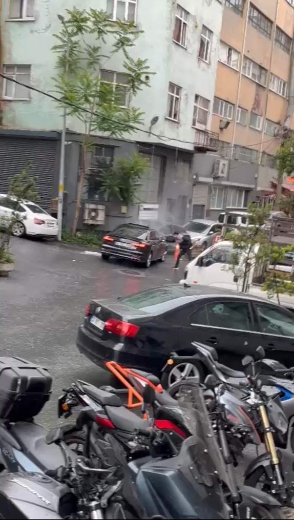 Kağıthane’de otomobile silahlı saldırı kamerada: Saldırganların 30 suç kaydı çıktı