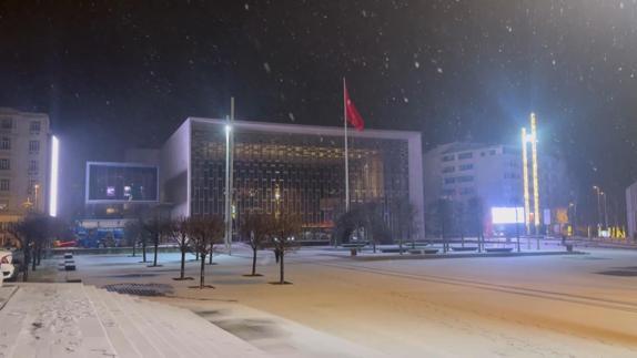 İstanbulda kar yağışı sürüyor; Taksim Meydanı beyaza büründü