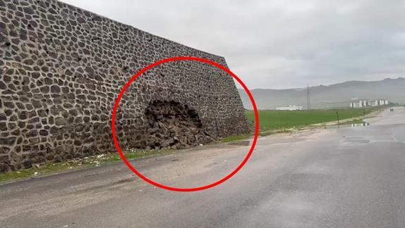 Şırnakta istinat duvarının yıkıldığı anlar kamerada