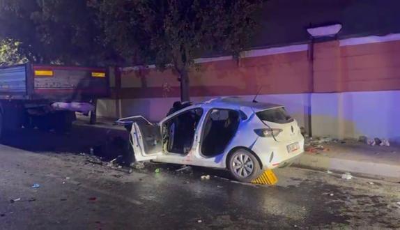 Büyükçekmece’de otomobil park halindeki TIRa çarptı: 1 ölü, 4 yaralı