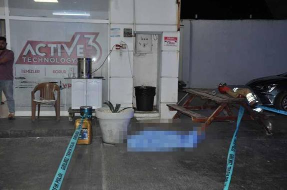 Manisa’da kamyonet ile çarpışan otomobil ikiye ayrıldı: 5 ölü, 6 yaralı