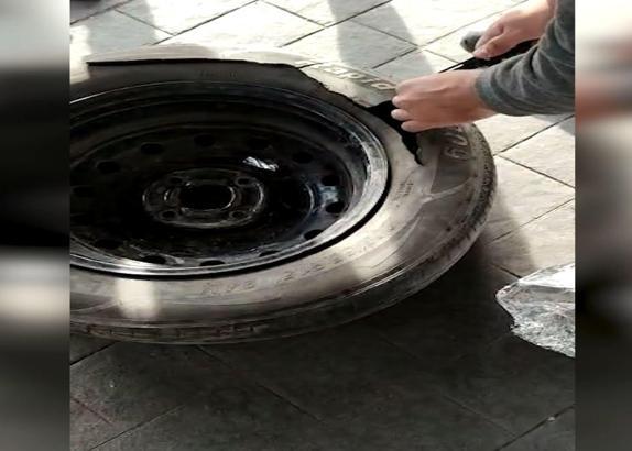 Araçların yedek lastik ve yağ deposunda 132 cep telefonu ele geçirildi