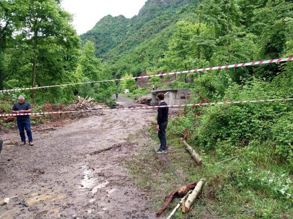 Tokat’ta sağanak menfezleri tıkadı, 5 mahalleye ulaşımı sağlayan yol göle döndü