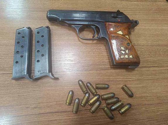 Sarıyer’de AVM’de Senegalli milli futbolcu Papy Djilobodji’ye silah çekip şemsiye fırlattı