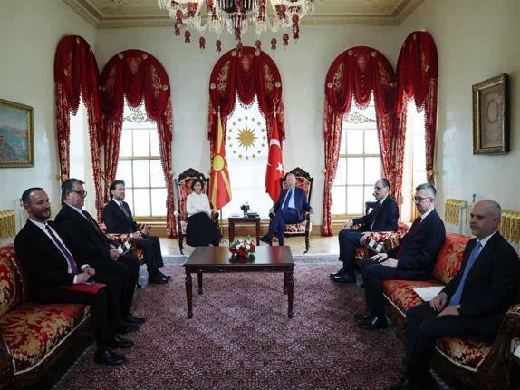 Cumhurbaşkanı Erdoğan, Kuzey Makedonya Cumhurbaşkanı Davkova ile bir araya geldi
