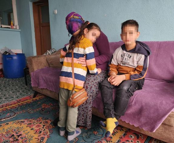 Evinin önünde oynayan çocuğa eşek saldırdı; o anlar kamerada