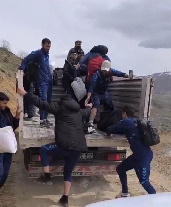Heyelan nedeniyle 6 gündür kapalı olan Hakkari-Van kara yolu, kontrollü ulaşıma açıldı