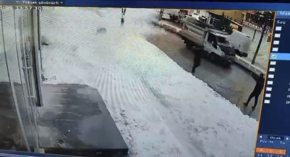 Ayşenin ölümü sonrası esnaf tedbir aldı; biriken kar kütleleri temizleniyor