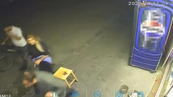 Kaldırımda çekirdek çitleyerek yürürken taburedeki cep telefonunu çaldı