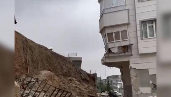 Şanlıurfa’da istinat duvarı çöktü, mahsur kalan 15 kişi tahliye edildi: O anlar kamerada