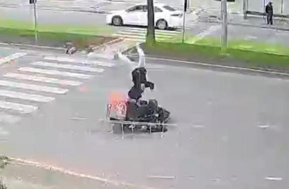 Mersinde motokuryenin yaya geçidinde çocuğa çarptığı kaza kamerada: 1 yaralı